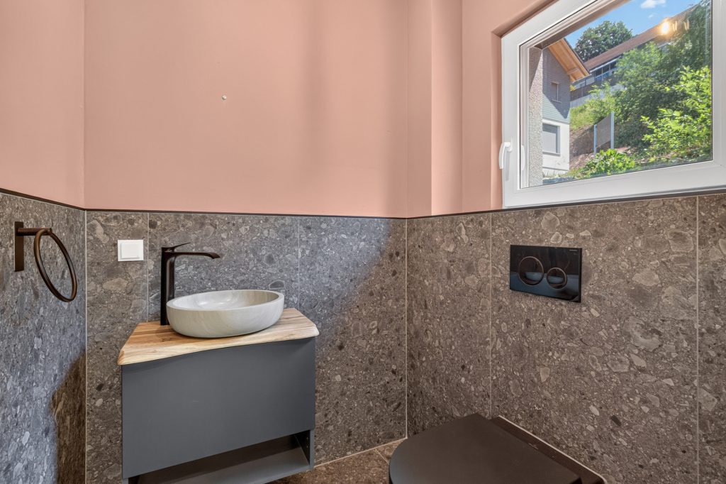 HUST Immobilien GmbH & Co. KG - Immobilienangebot - Forbach - Alle - Langenbrand: Wo Familie Zukunft hat – neuwertiges Effizienzhaus mit Einliegerwohnung im Schwarzwald