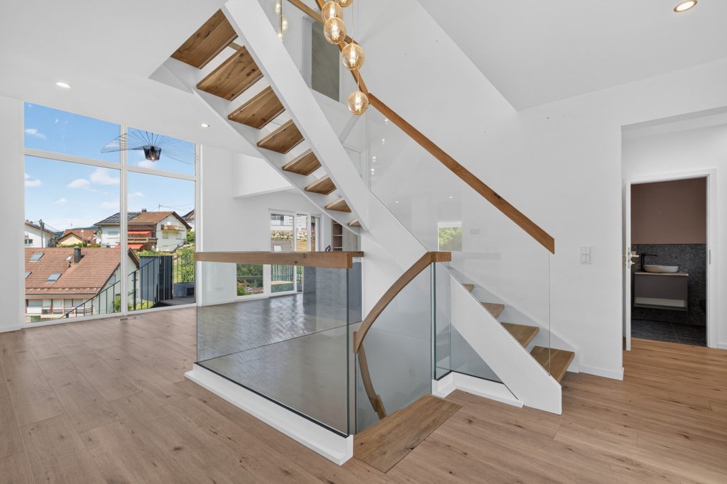 HUST Immobilien GmbH & Co. KG - Immobilienangebot - Forbach - Alle - Langenbrand: Wo Familie Zukunft hat – neuwertiges Effizienzhaus mit Einliegerwohnung im Schwarzwald