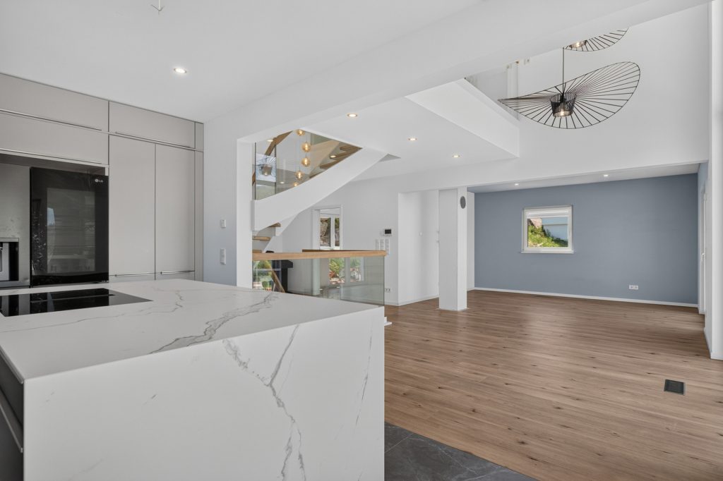 HUST Immobilien GmbH & Co. KG - Immobilienangebot - Forbach - Häuser - Langenbrand: Wo Familie Zukunft hat – neuwertiges Effizienzhaus mit Einliegerwohnung im Schwarzwald