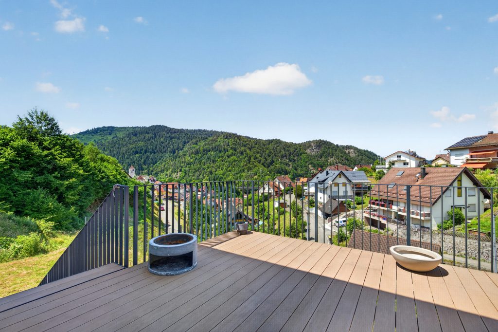 HUST Immobilien GmbH & Co. KG - Immobilienangebot - Forbach - Alle - Langenbrand: Wo Familie Zukunft hat – neuwertiges Effizienzhaus mit Einliegerwohnung im Schwarzwald