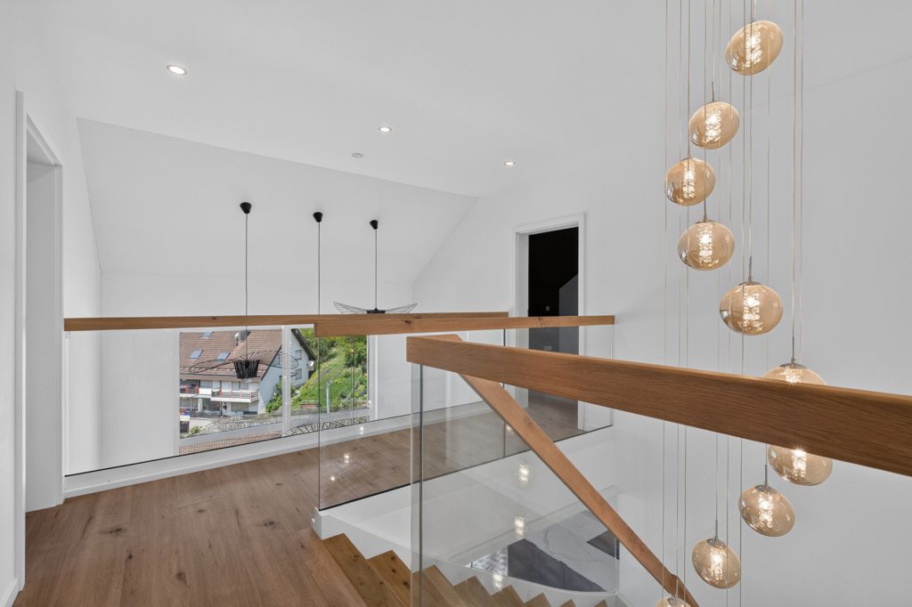 HUST Immobilien GmbH & Co. KG - Immobilienangebot - Forbach - Häuser - Langenbrand: Wo Familie Zukunft hat – neuwertiges Effizienzhaus mit Einliegerwohnung im Schwarzwald