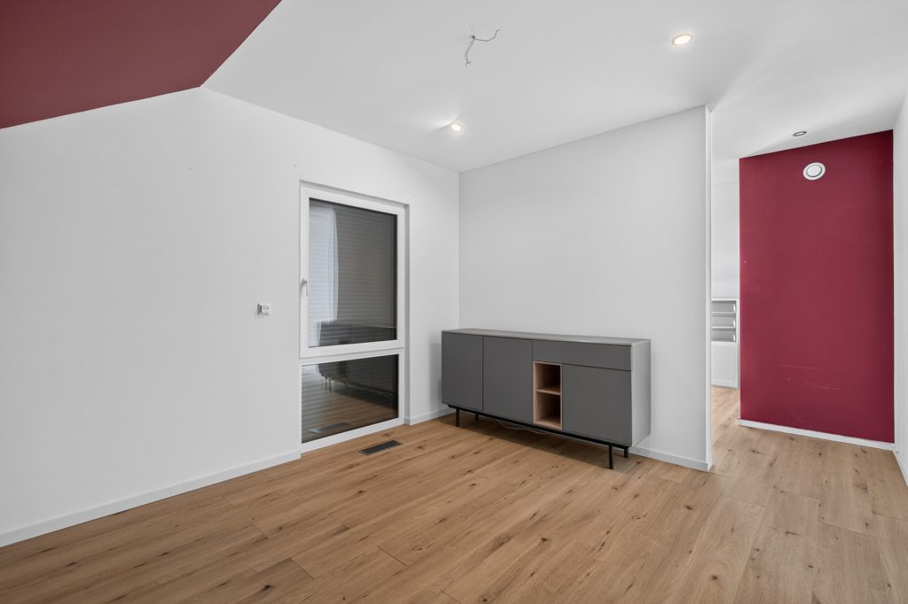 HUST Immobilien GmbH & Co. KG - Immobilienangebot - Forbach - Häuser - Langenbrand: Wo Familie Zukunft hat – neuwertiges Effizienzhaus mit Einliegerwohnung im Schwarzwald