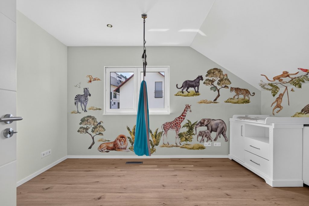 HUST Immobilien GmbH & Co. KG - Immobilienangebot - Forbach - Häuser - Langenbrand: Wo Familie Zukunft hat – neuwertiges Effizienzhaus mit Einliegerwohnung im Schwarzwald