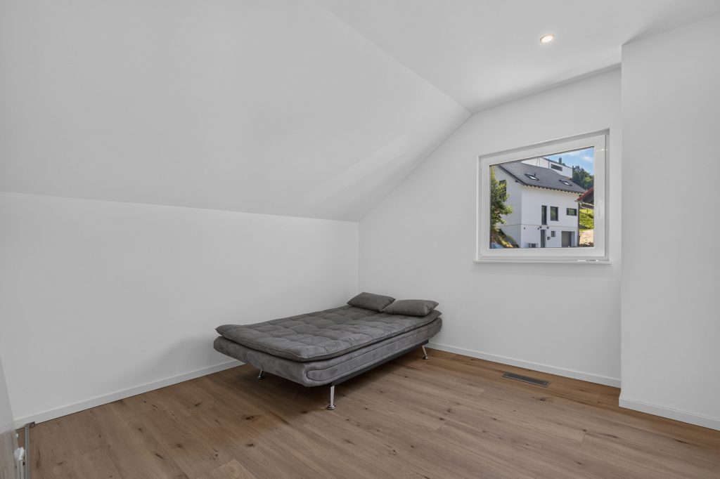HUST Immobilien GmbH & Co. KG - Immobilienangebot - Forbach - Häuser - Langenbrand: Wo Familie Zukunft hat – neuwertiges Effizienzhaus mit Einliegerwohnung im Schwarzwald