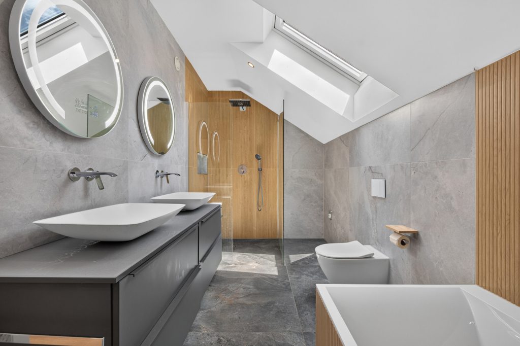 HUST Immobilien GmbH & Co. KG - Immobilienangebot - Forbach - Häuser - Langenbrand: Wo Familie Zukunft hat – neuwertiges Effizienzhaus mit Einliegerwohnung im Schwarzwald