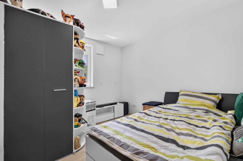 HUST Immobilien GmbH & Co. KG - Immobilienangebot - Forbach - Häuser - Langenbrand: Wo Familie Zukunft hat – neuwertiges Effizienzhaus mit Einliegerwohnung im Schwarzwald