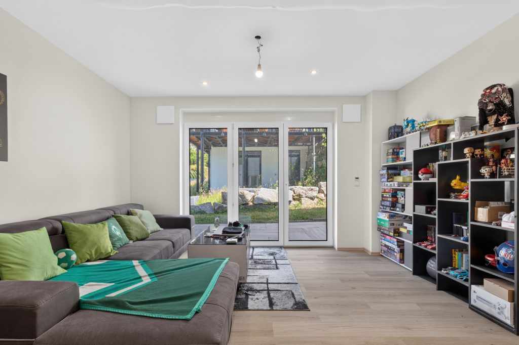 HUST Immobilien GmbH & Co. KG - Immobilienangebot - Forbach - Häuser - Langenbrand: Wo Familie Zukunft hat – neuwertiges Effizienzhaus mit Einliegerwohnung im Schwarzwald