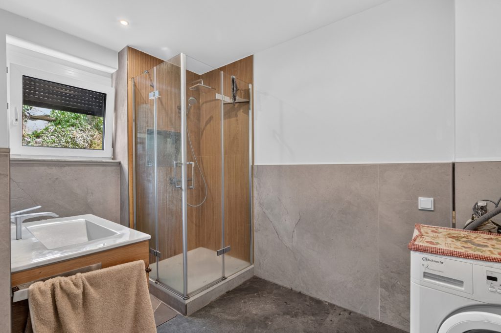 HUST Immobilien GmbH & Co. KG - Immobilienangebot - Forbach - Häuser - Langenbrand: Wo Familie Zukunft hat – neuwertiges Effizienzhaus mit Einliegerwohnung im Schwarzwald