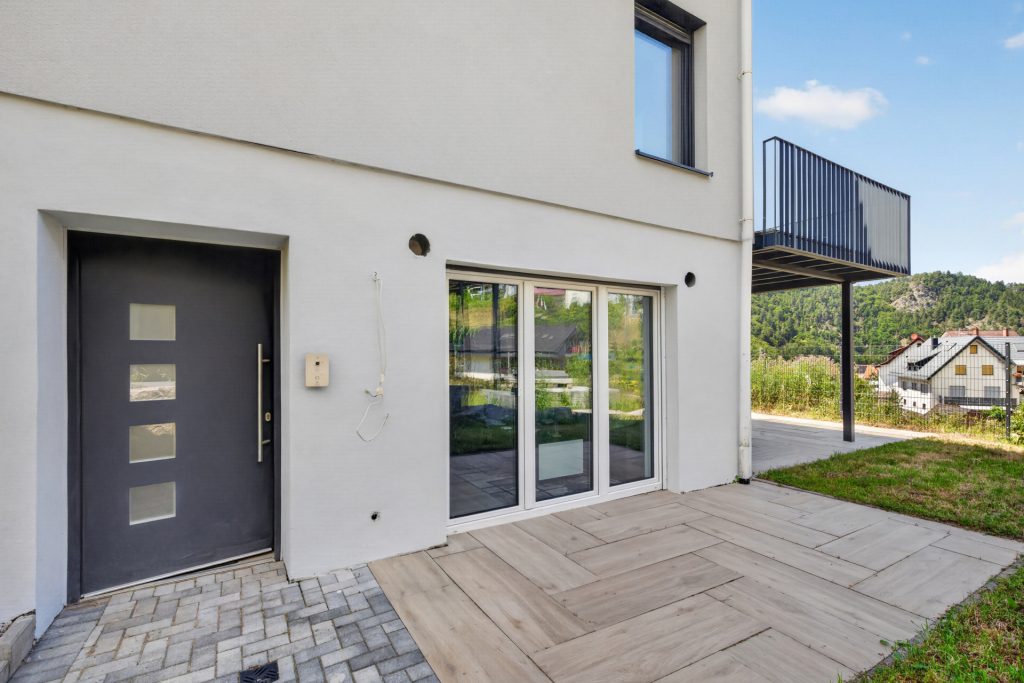 HUST Immobilien GmbH & Co. KG - Immobilienangebot - Forbach - Häuser - Langenbrand: Wo Familie Zukunft hat – neuwertiges Effizienzhaus mit Einliegerwohnung im Schwarzwald
