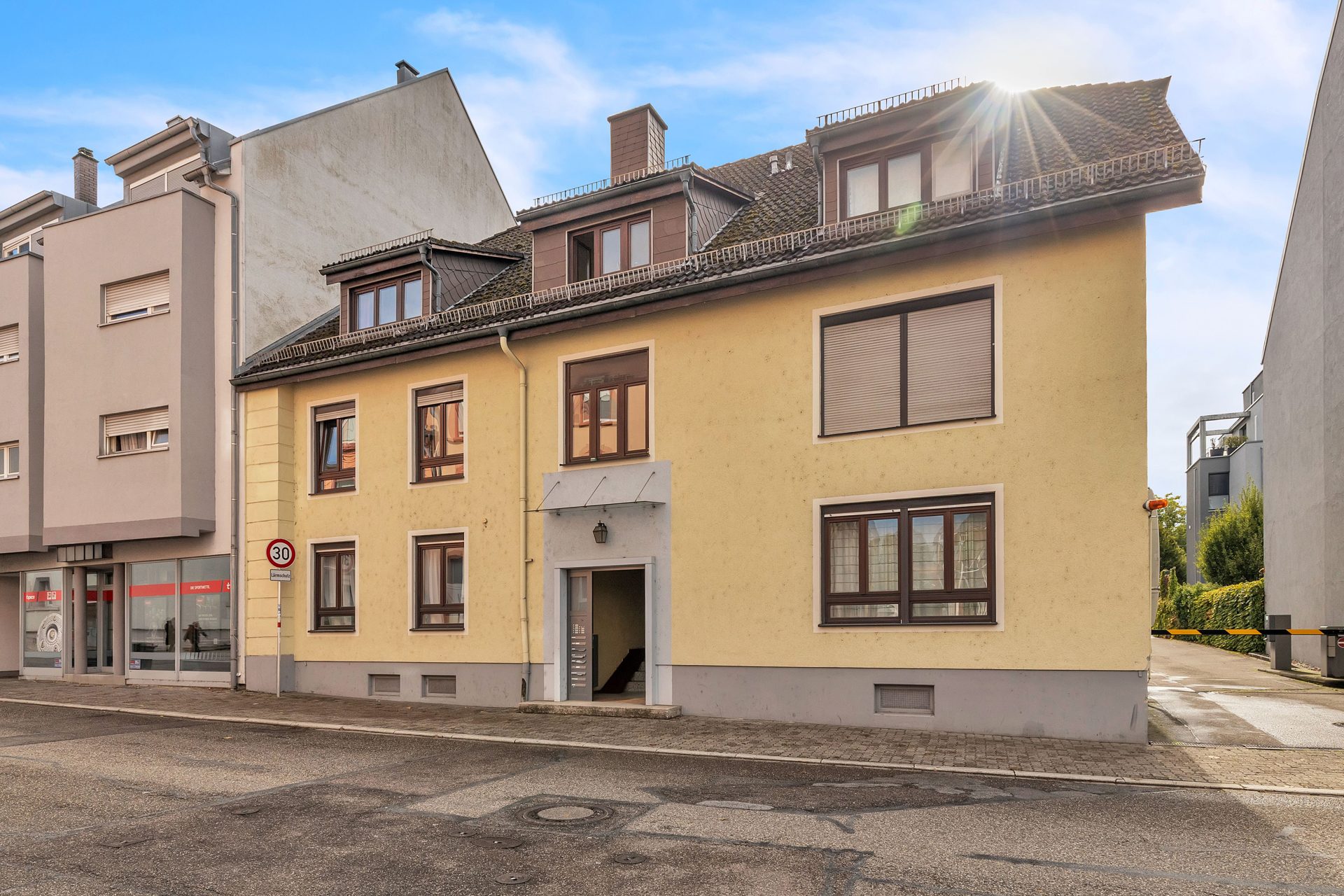 HUST Immobilien GmbH & Co. KG - Immobilienangebot - Ettlingen - Alle - Bezugsfreie Maisonette-Wohnung nahe dem Erbprinz: möbliert & perfekt für eine 3er-WG