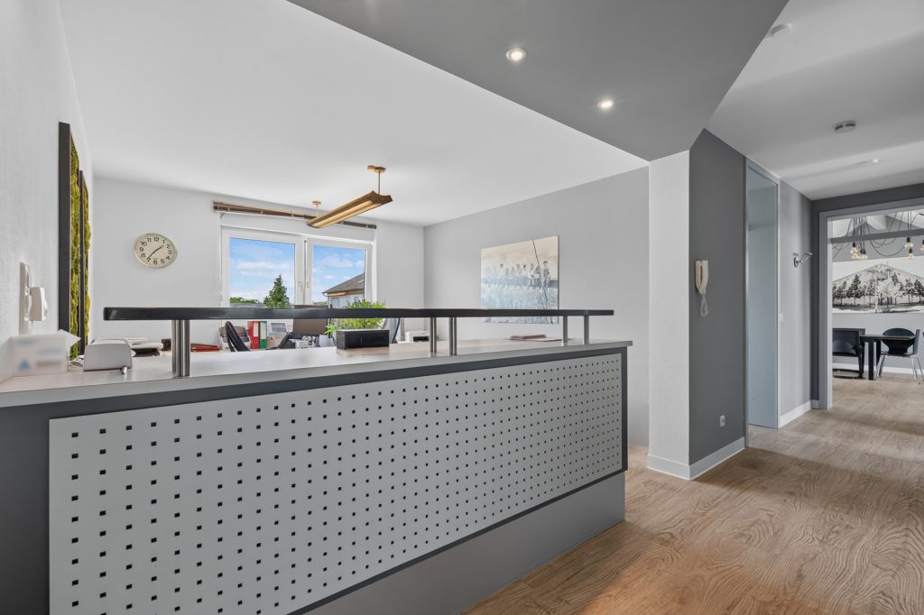 HUST Immobilien GmbH & Co. KG - Immobilienangebot - Rheinstetten - Alle - Großzügig, hell, gepflegt: ca. 160 m² mit Balkon & 3 Stellplätzen in Rheinstetten-Mörsch