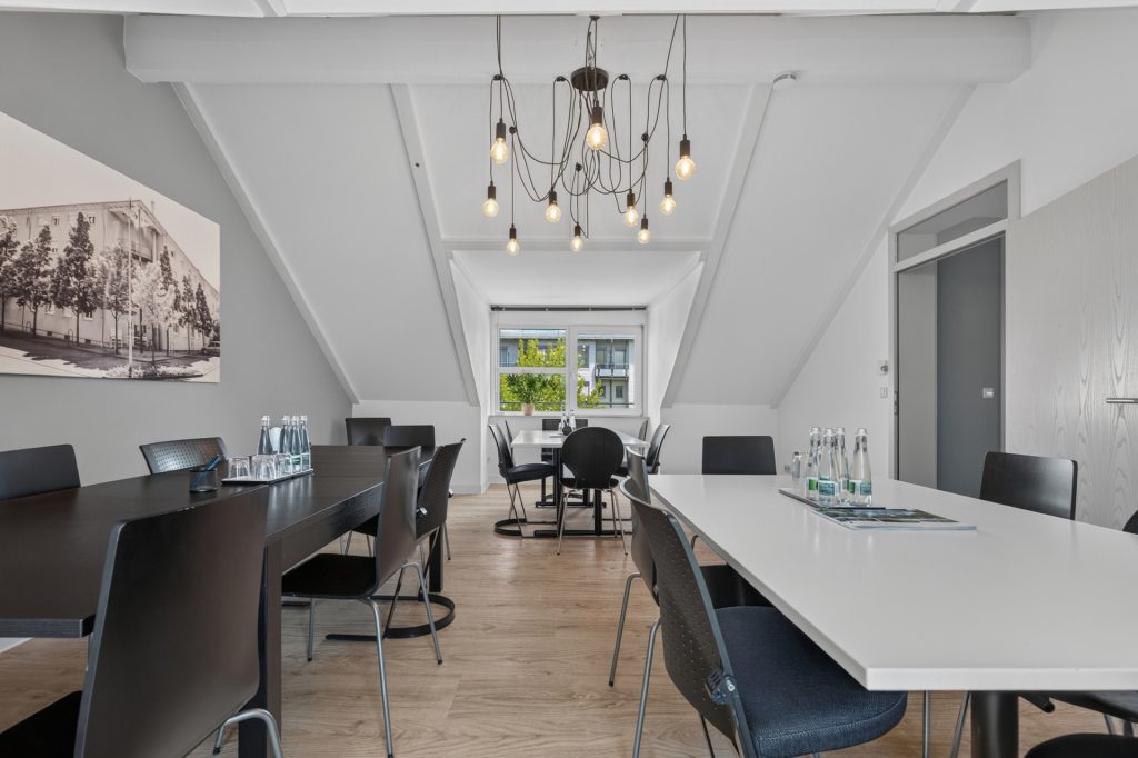 HUST Immobilien GmbH & Co. KG - Immobilienangebot - Rheinstetten - Alle - Großzügig, hell, gepflegt: ca. 160 m² mit Balkon & 3 Stellplätzen in Rheinstetten-Mörsch