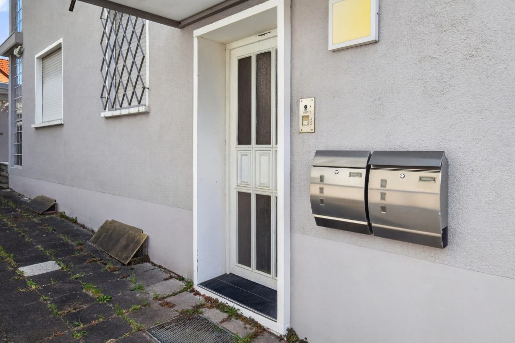 HUST Immobilien GmbH & Co. KG - Immobilienangebot - Karlsruhe / Neureut - Alle - Renovierungsbedürftige Doppelhaushälfte mit Garten in ruhiger Lage von Neureut