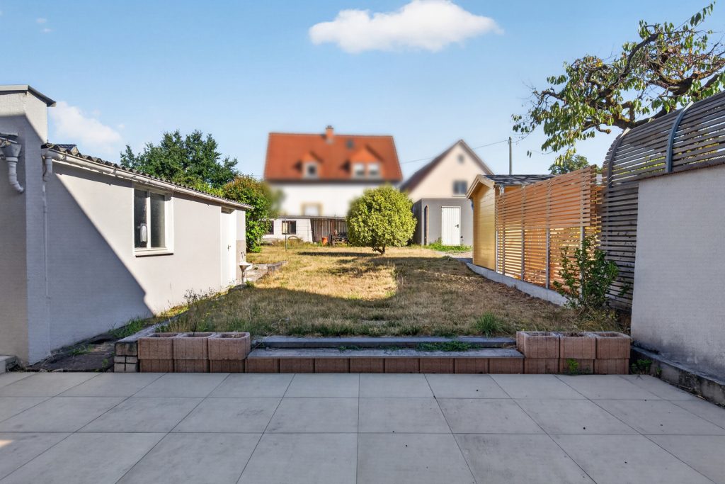 HUST Immobilien GmbH & Co. KG - Immobilienangebot - Karlsruhe / Neureut - Alle - Renovierungsbedürftige Doppelhaushälfte mit Garten in ruhiger Lage von Neureut