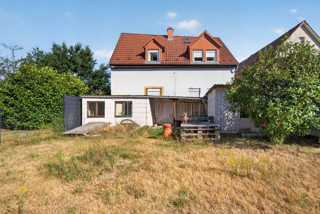 HUST Immobilien GmbH & Co. KG - Immobilienangebot - Karlsruhe / Neureut - Alle - Renovierungsbedürftige Doppelhaushälfte mit Garten in ruhiger Lage von Neureut