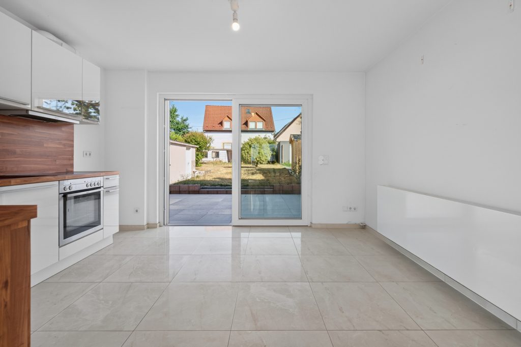 HUST Immobilien GmbH & Co. KG - Immobilienangebot - Karlsruhe / Neureut - Alle - Renovierungsbedürftige Doppelhaushälfte mit Garten in ruhiger Lage von Neureut