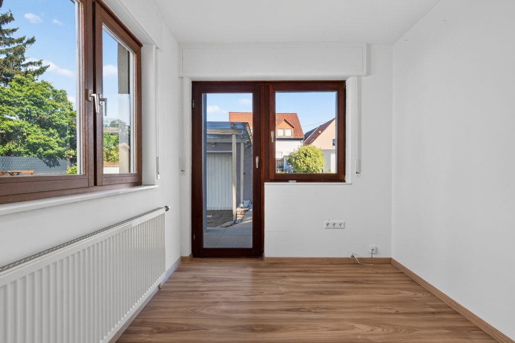 HUST Immobilien GmbH & Co. KG - Immobilienangebot - Karlsruhe / Neureut - Alle - Renovierungsbedürftige Doppelhaushälfte mit Garten in ruhiger Lage von Neureut