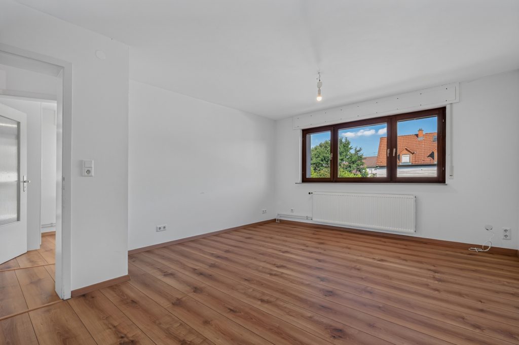 HUST Immobilien GmbH & Co. KG - Immobilienangebot - Karlsruhe / Neureut - Alle - Renovierungsbedürftige Doppelhaushälfte mit Garten in ruhiger Lage von Neureut