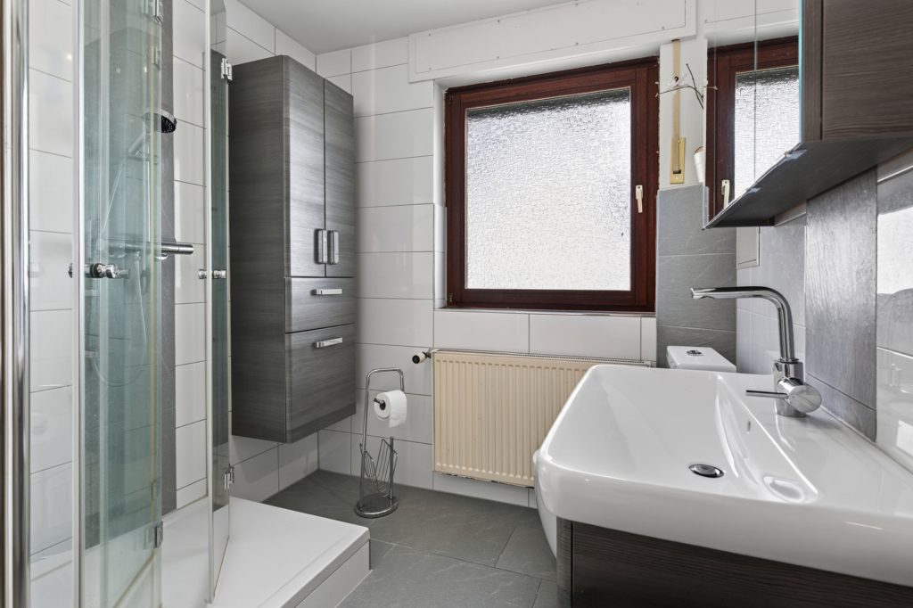 HUST Immobilien GmbH & Co. KG - Immobilienangebot - Karlsruhe / Neureut - Alle - Renovierungsbedürftige Doppelhaushälfte mit Garten in ruhiger Lage von Neureut