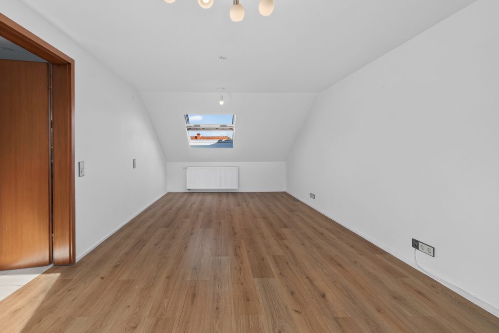 HUST Immobilien GmbH & Co. KG - Immobilienangebot - Karlsruhe / Neureut - Alle - Renovierungsbedürftige Doppelhaushälfte mit Garten in ruhiger Lage von Neureut