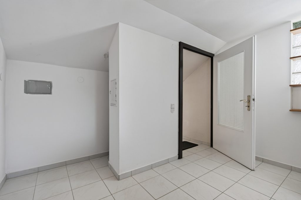 HUST Immobilien GmbH & Co. KG - Immobilienangebot - Karlsruhe / Neureut - Alle - Renovierungsbedürftige Doppelhaushälfte mit Garten in ruhiger Lage von Neureut