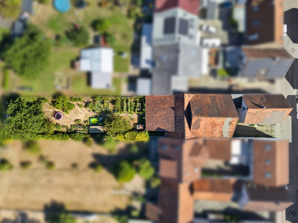 HUST Immobilien GmbH & Co. KG - Immobilienangebot - Stutensee - Häuser - Großes Grundstück mit Bauoption in zweiter Reihe – Bestandshaus für Mieterträge inklusive