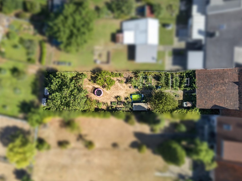 HUST Immobilien GmbH & Co. KG - Immobilienangebot - Stutensee - Häuser - Großes Grundstück mit Bauoption in zweiter Reihe – Bestandshaus für Mieterträge inklusive