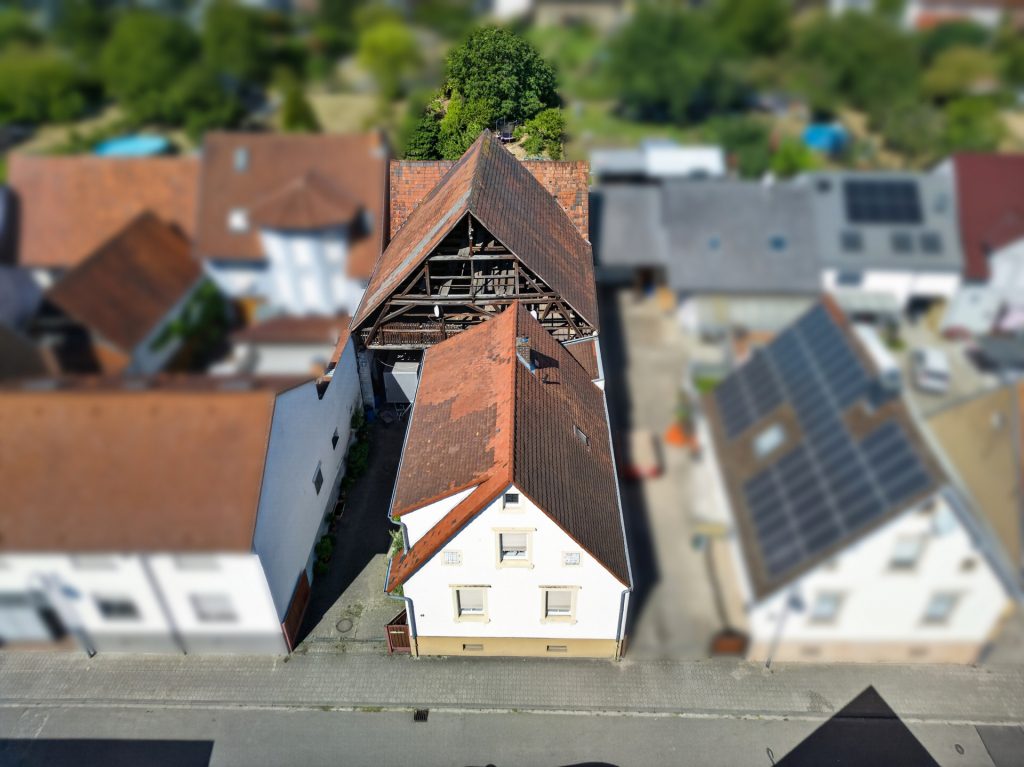 HUST Immobilien GmbH & Co. KG - Immobilienangebot - Stutensee - Häuser - Großes Grundstück mit Bauoption in zweiter Reihe – Bestandshaus für Mieterträge inklusive