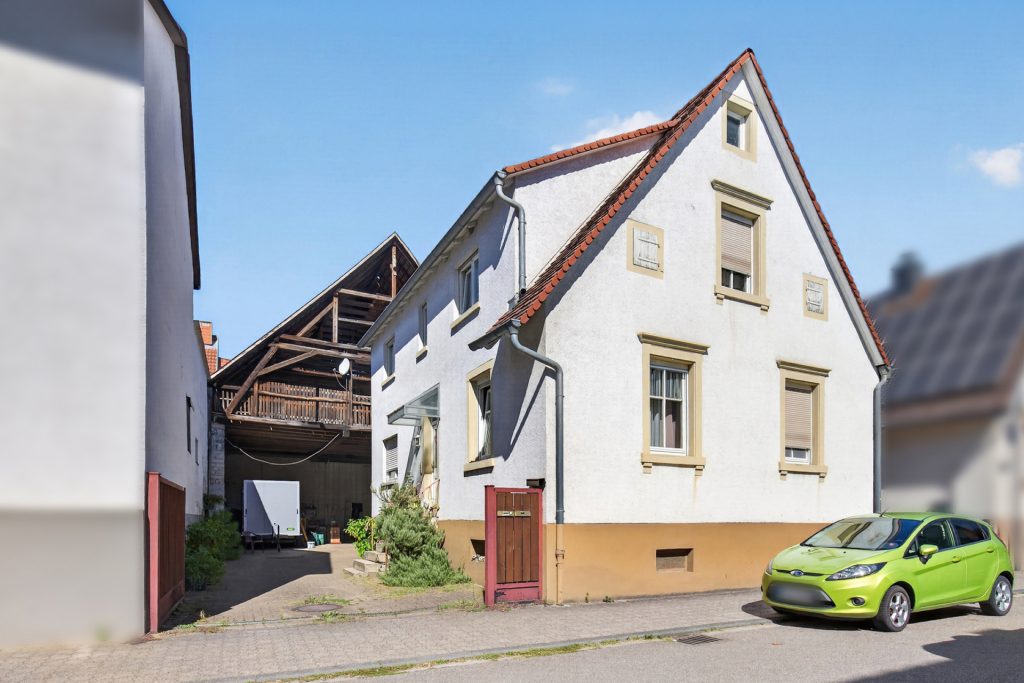 HUST Immobilien GmbH & Co. KG - Immobilienangebot - Stutensee - Häuser - Großes Grundstück mit Bauoption in zweiter Reihe – Bestandshaus für Mieterträge inklusive