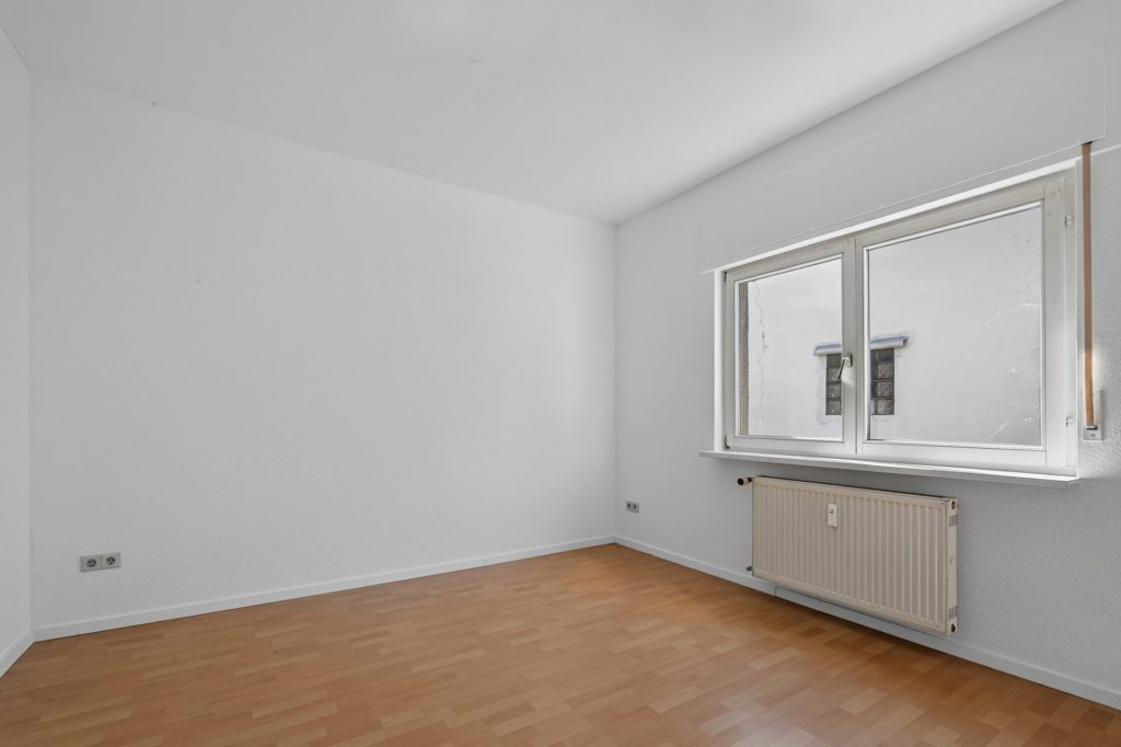 HUST Immobilien GmbH & Co. KG - Immobilienangebot - Stutensee - Häuser - Großes Grundstück mit Bauoption in zweiter Reihe – Bestandshaus für Mieterträge inklusive
