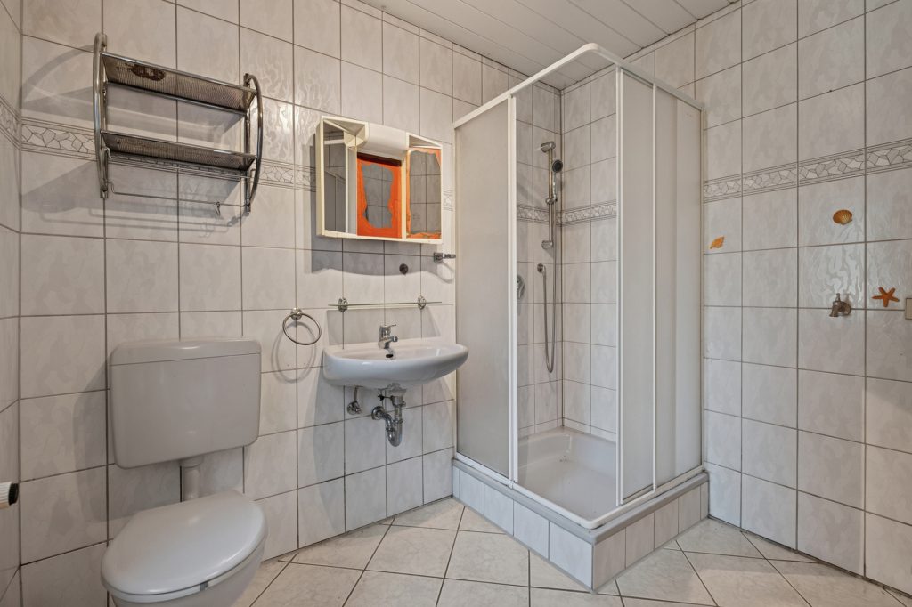 HUST Immobilien GmbH & Co. KG - Immobilienangebot - Stutensee - Häuser - Großes Grundstück mit Bauoption in zweiter Reihe – Bestandshaus für Mieterträge inklusive