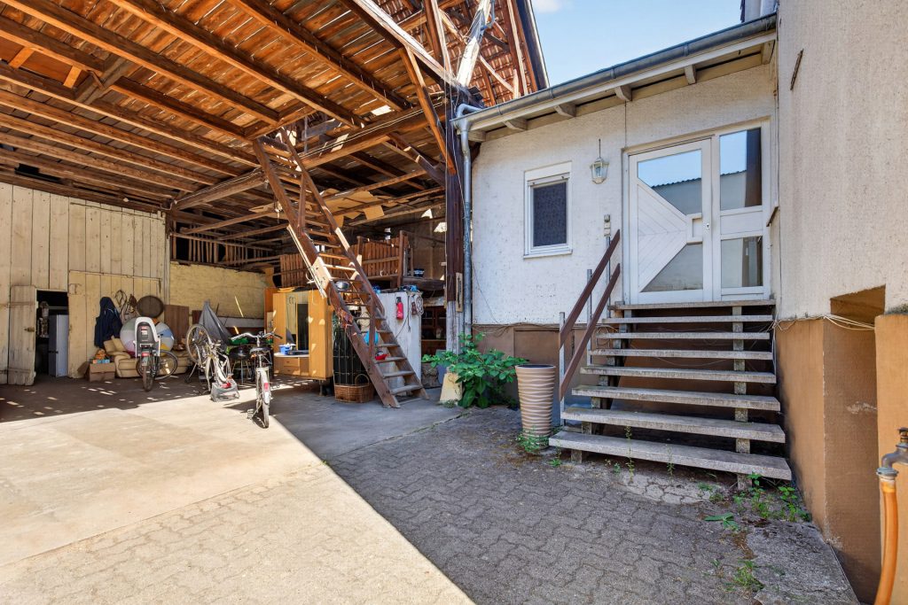 HUST Immobilien GmbH & Co. KG - Immobilienangebot - Stutensee - Häuser - Großes Grundstück mit Bauoption in zweiter Reihe – Bestandshaus für Mieterträge inklusive