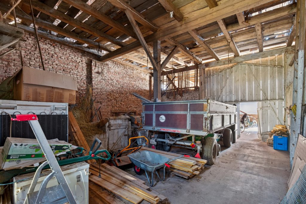 HUST Immobilien GmbH & Co. KG - Immobilienangebot - Stutensee - Häuser - Großes Grundstück mit Bauoption in zweiter Reihe – Bestandshaus für Mieterträge inklusive