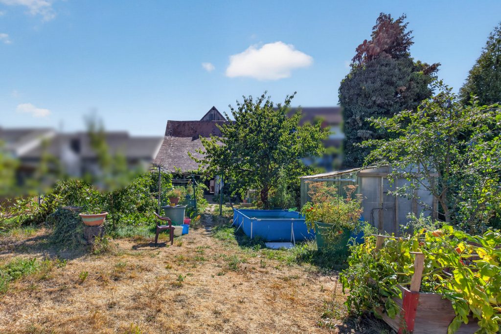 HUST Immobilien GmbH & Co. KG - Immobilienangebot - Stutensee - Häuser - Großes Grundstück mit Bauoption in zweiter Reihe – Bestandshaus für Mieterträge inklusive