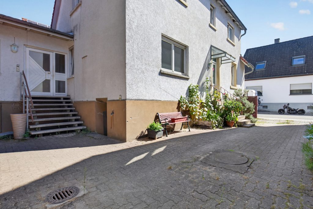 HUST Immobilien GmbH & Co. KG - Immobilienangebot - Stutensee - Häuser - Großes Grundstück mit Bauoption in zweiter Reihe – Bestandshaus für Mieterträge inklusive