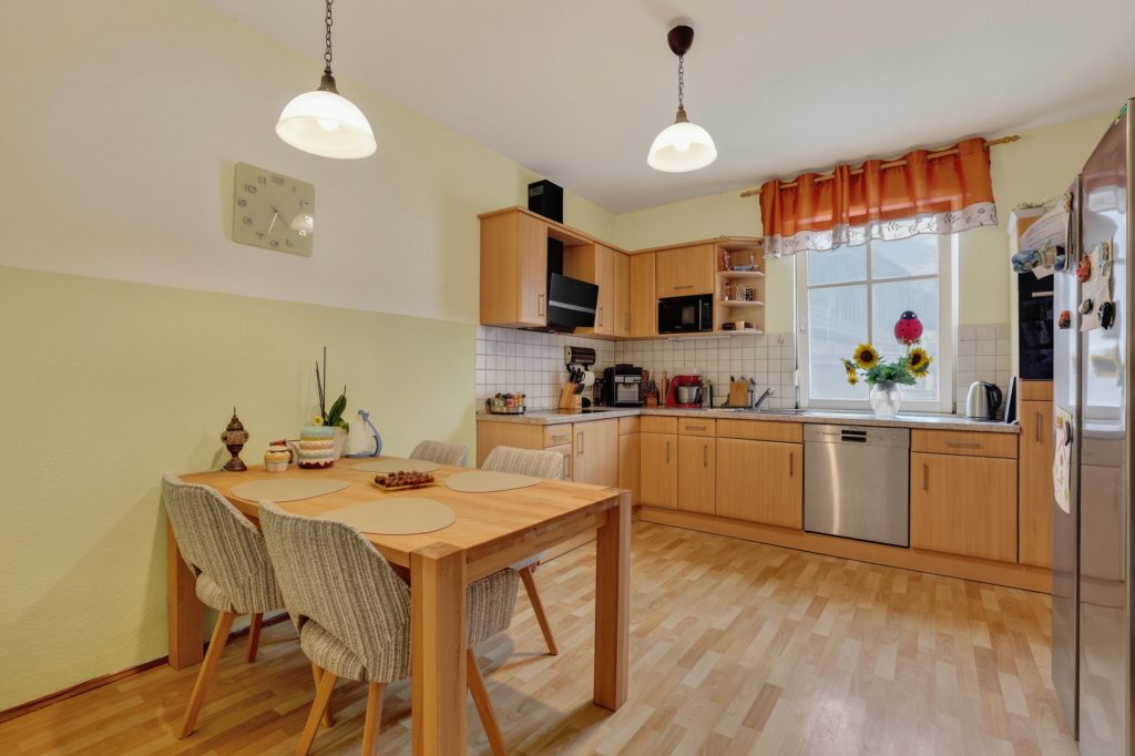 HUST Immobilien GmbH & Co. KG - Immobilienangebot - Stutensee - Häuser - Großes Grundstück mit Bauoption in zweiter Reihe – Bestandshaus für Mieterträge inklusive