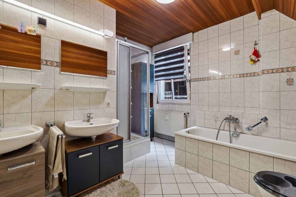 HUST Immobilien GmbH & Co. KG - Immobilienangebot - Stutensee - Häuser - Großes Grundstück mit Bauoption in zweiter Reihe – Bestandshaus für Mieterträge inklusive