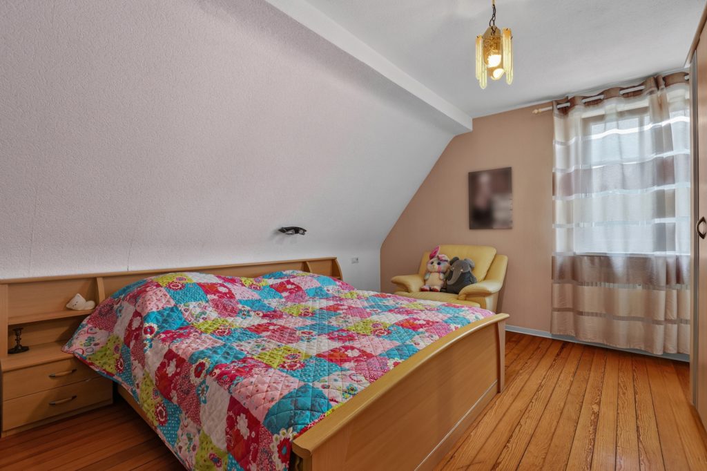 HUST Immobilien GmbH & Co. KG - Immobilienangebot - Stutensee - Häuser - Großes Grundstück mit Bauoption in zweiter Reihe – Bestandshaus für Mieterträge inklusive