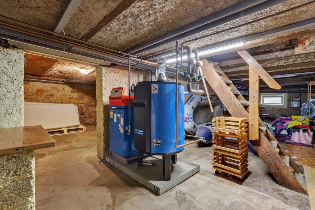 HUST Immobilien GmbH & Co. KG - Immobilienangebot - Stutensee - Häuser - Großes Grundstück mit Bauoption in zweiter Reihe – Bestandshaus für Mieterträge inklusive