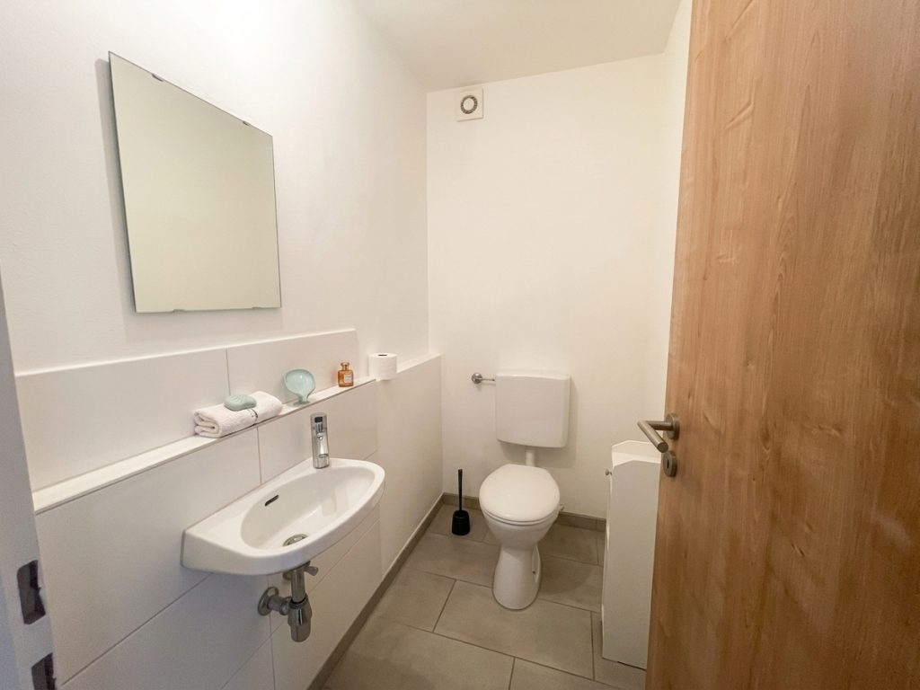HUST Immobilien GmbH & Co. KG - Immobilienangebot - Karlsruhe / Knielingen - Wohnungen - Platz für die ganze Familie: großzügige 4-Zimmer-Wohnung mit Balkon in Knielingen