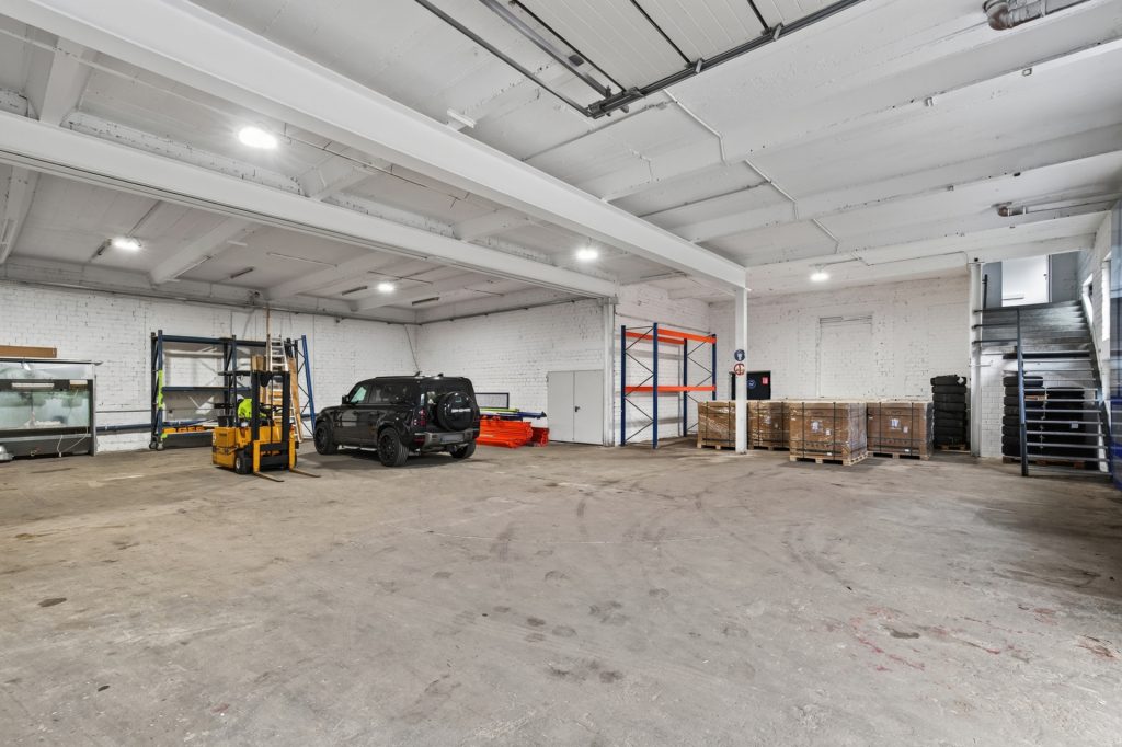 HUST Immobilien GmbH & Co. KG - Immobilienangebot - Ettlingen - Gewerbe - Vielseitige Gewerbe-/Lagerhalle mit Rolltor und Büro-/Sozialtrakt in Ettlingen-Oberweier