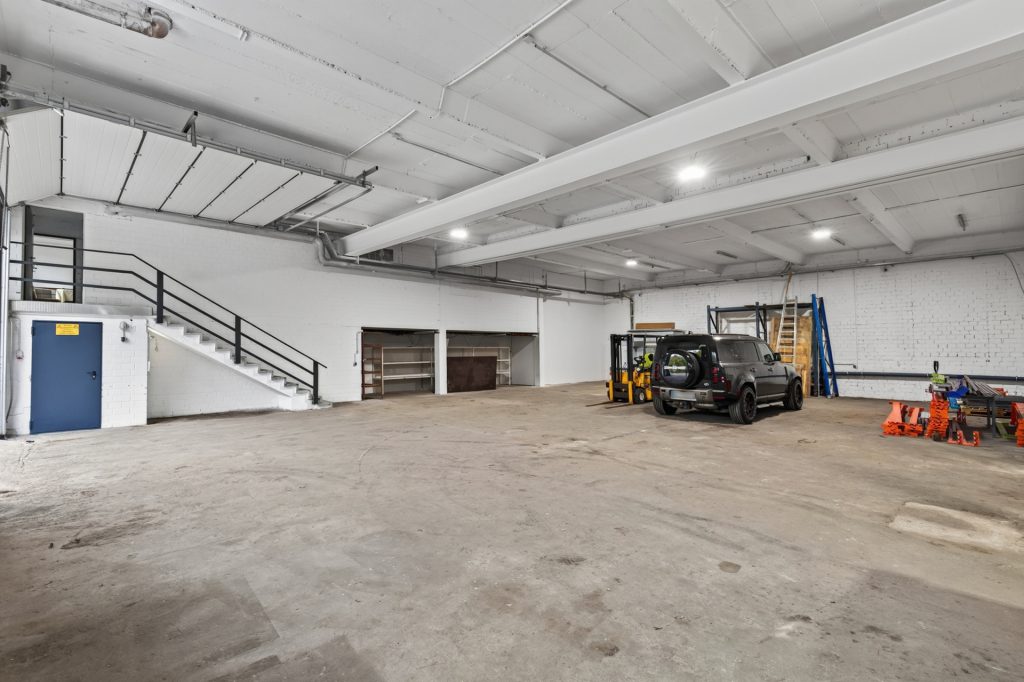 HUST Immobilien GmbH & Co. KG - Immobilienangebot - Ettlingen - Gewerbe - Vielseitige Gewerbe-/Lagerhalle mit Rolltor und Büro-/Sozialtrakt in Ettlingen-Oberweier