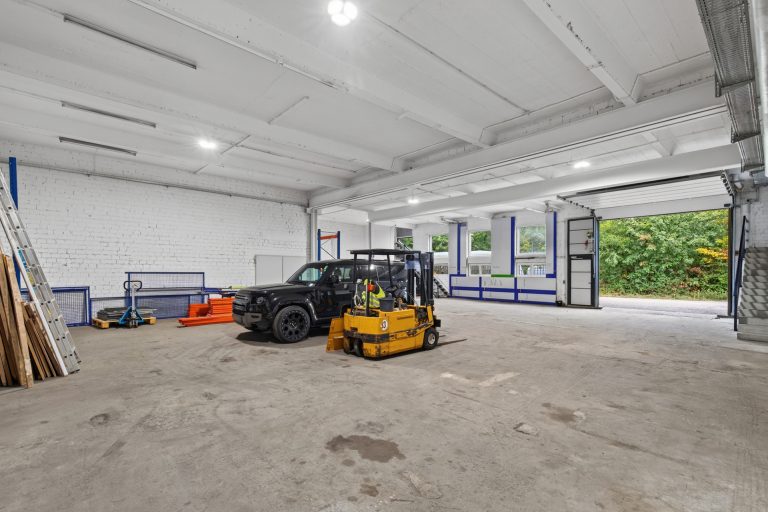 HUST Immobilien GmbH & Co. KG - Immobilienangebot - Ettlingen - Gewerbe - Vielseitige Gewerbe-/Lagerhalle mit Rolltor und Büro-/Sozialtrakt in Ettlingen-Oberweier