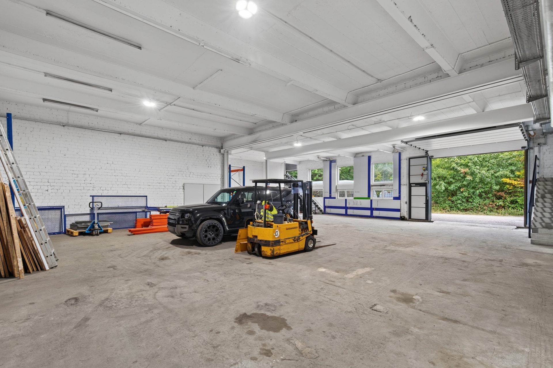 HUST Immobilien GmbH & Co. KG - Immobilienangebot - Ettlingen - Gewerbe - Vielseitige Gewerbe-/Lagerhalle mit Rolltor und Büro-/Sozialtrakt in Ettlingen-Oberweier