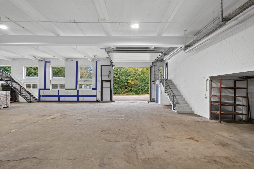 HUST Immobilien GmbH & Co. KG - Immobilienangebot - Ettlingen - Gewerbe - Vielseitige Gewerbe-/Lagerhalle mit Rolltor und Büro-/Sozialtrakt in Ettlingen-Oberweier