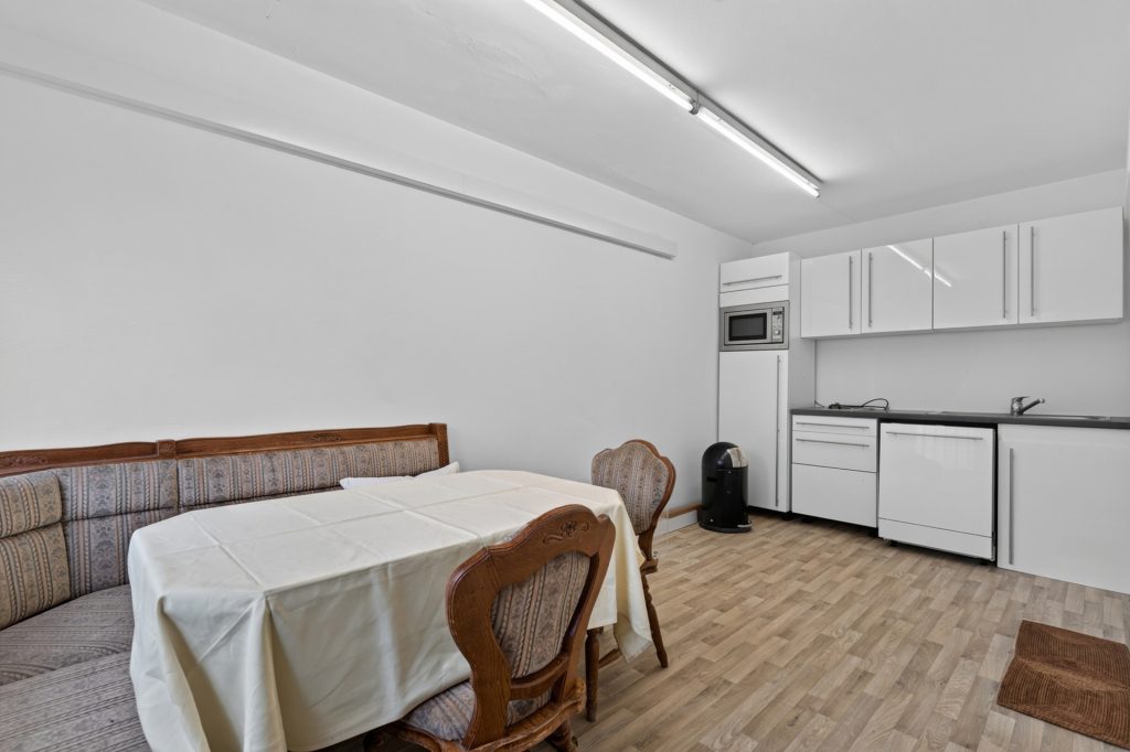 HUST Immobilien GmbH & Co. KG - Immobilienangebot - Ettlingen - Gewerbe - Vielseitige Gewerbe-/Lagerhalle mit Rolltor und Büro-/Sozialtrakt in Ettlingen-Oberweier