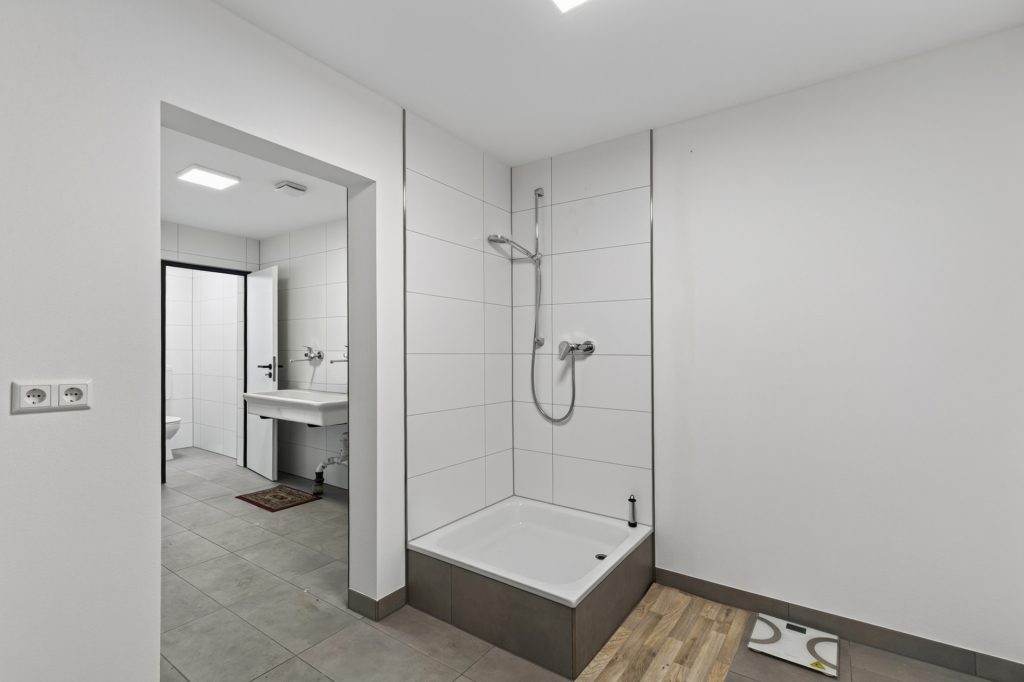 HUST Immobilien GmbH & Co. KG - Immobilienangebot - Ettlingen - Gewerbe - Vielseitige Gewerbe-/Lagerhalle mit Rolltor und Büro-/Sozialtrakt in Ettlingen-Oberweier