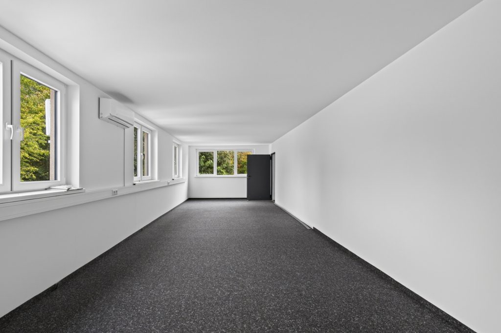 HUST Immobilien GmbH & Co. KG - Immobilienangebot - Ettlingen - Gewerbe - Vielseitige Gewerbe-/Lagerhalle mit Rolltor und Büro-/Sozialtrakt in Ettlingen-Oberweier