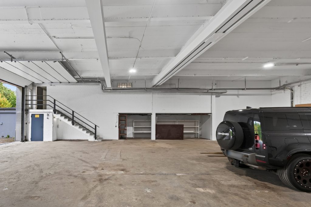 HUST Immobilien GmbH & Co. KG - Immobilienangebot - Ettlingen - Gewerbe - Vielseitige Gewerbe-/Lagerhalle mit Rolltor und Büro-/Sozialtrakt in Ettlingen-Oberweier