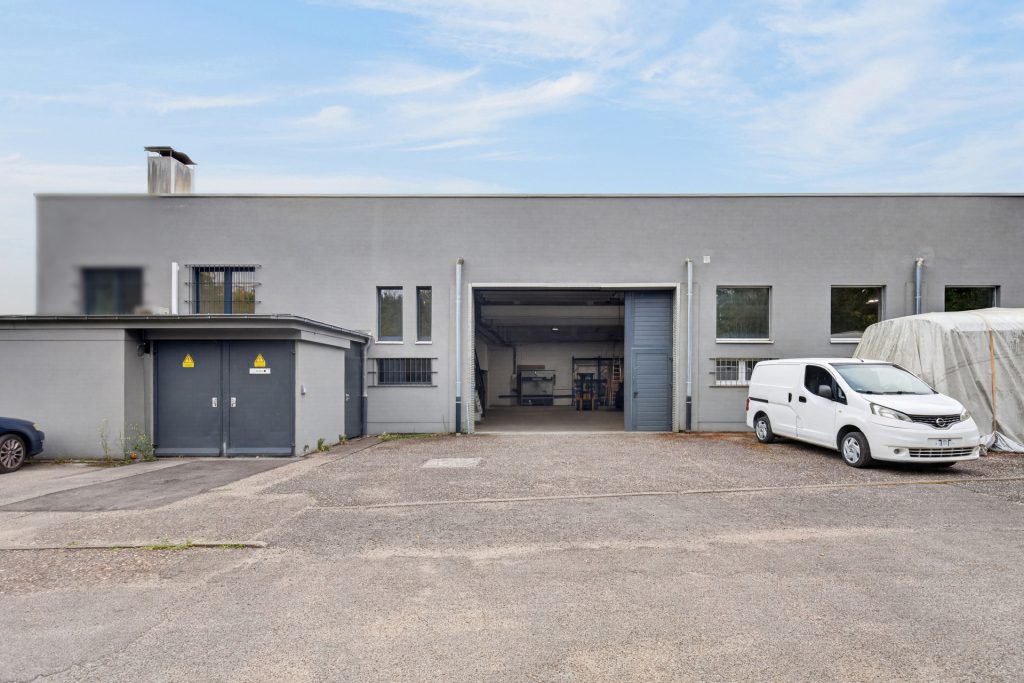 HUST Immobilien GmbH & Co. KG - Immobilienangebot - Ettlingen - Gewerbe - Vielseitige Gewerbe-/Lagerhalle mit Rolltor und Büro-/Sozialtrakt in Ettlingen-Oberweier